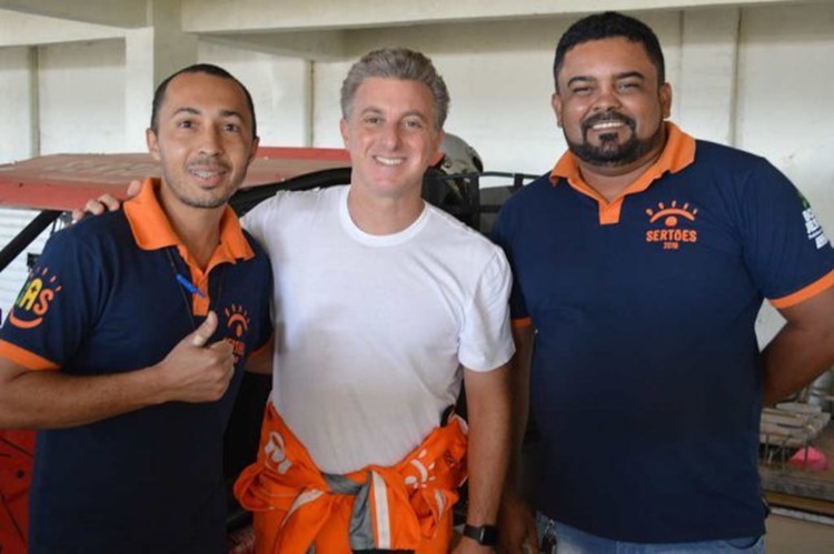 Luciano Huck tirando foto com fãs