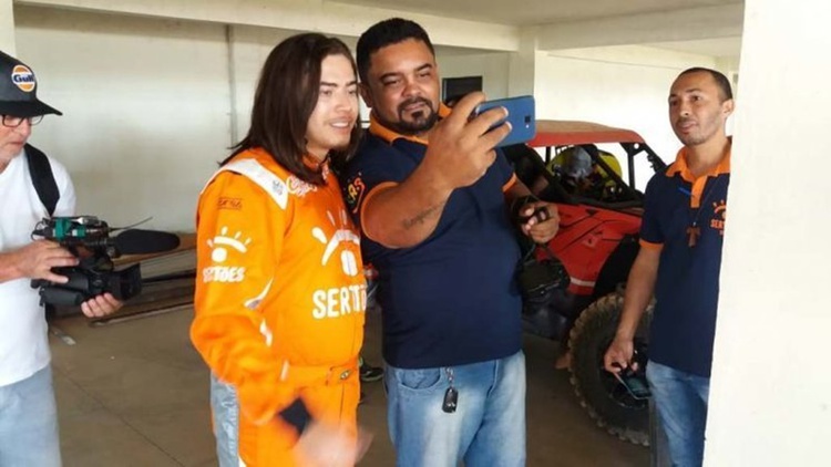 Whindersson Nunes tirando foto com fãs