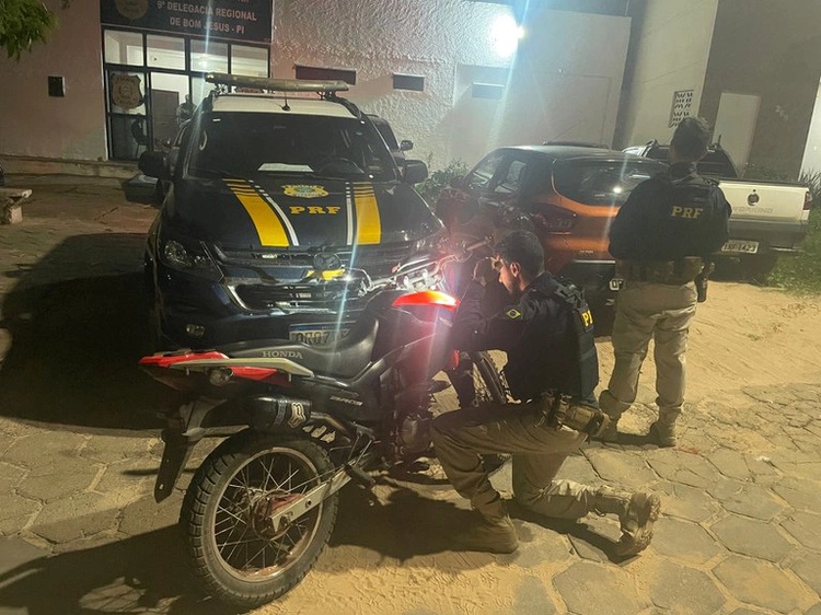 Motocicleta apreendida em Bom Jesus.