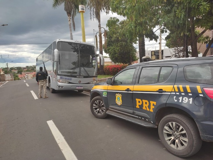 PRF flagra ônibus adulterado em Bom Jesus/PI.