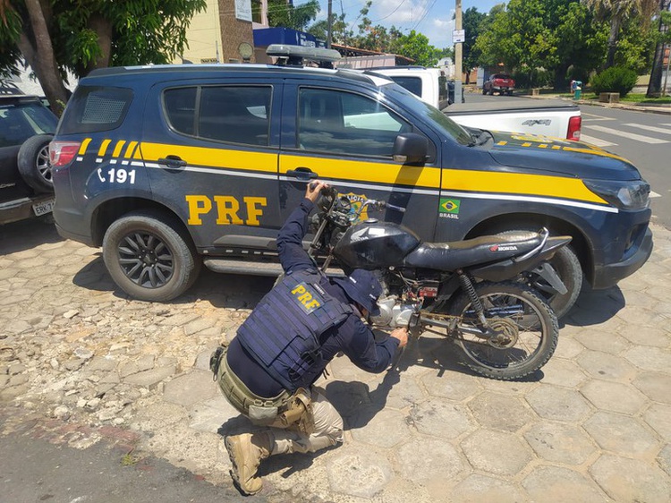 PRF encontra motocicleta adulterada e condutor foge em Santa Luz do Piauí (PI).