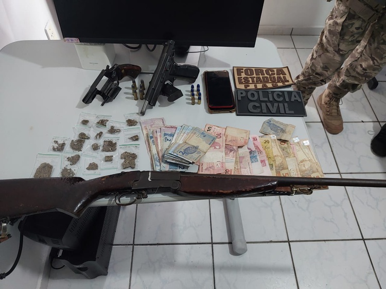 Armas, dinheiro e drogas apreendidas com suspeitos.