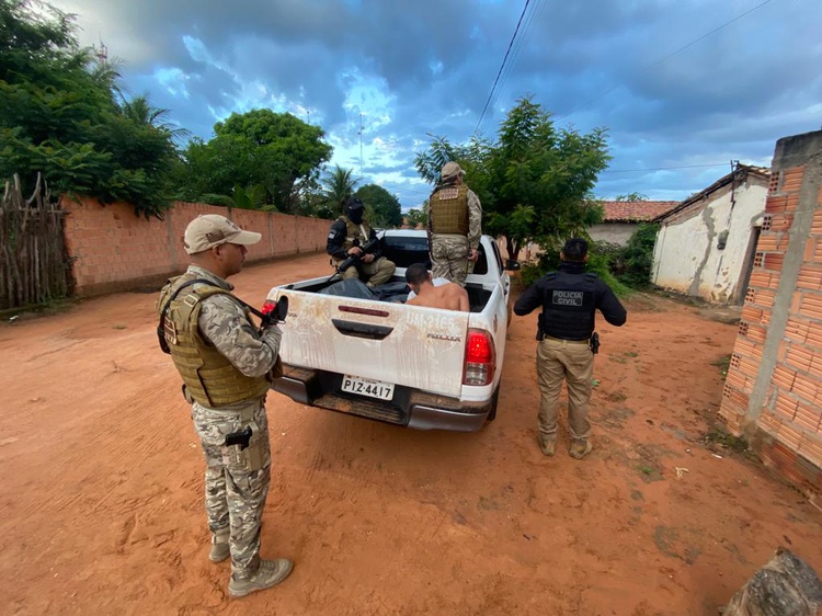 Polícia Civil prende quatro pessoas e apreende armas de fogo na região de Bom Jesus.