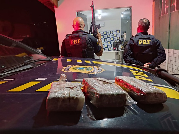 PRF apreende quase 3 kg de cocaína em ônibus na BR 135.