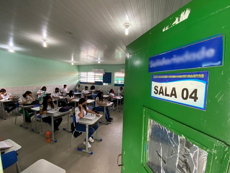 Projeto de lei propõe videomonitoramento e policiais militares nas escolas do Piauí.