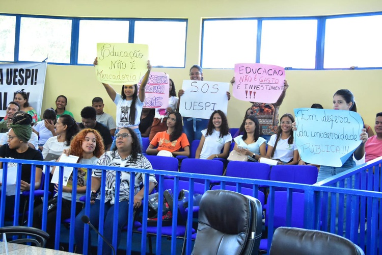 Vereadores manifestaram apoio à causa dos professores e alunos.