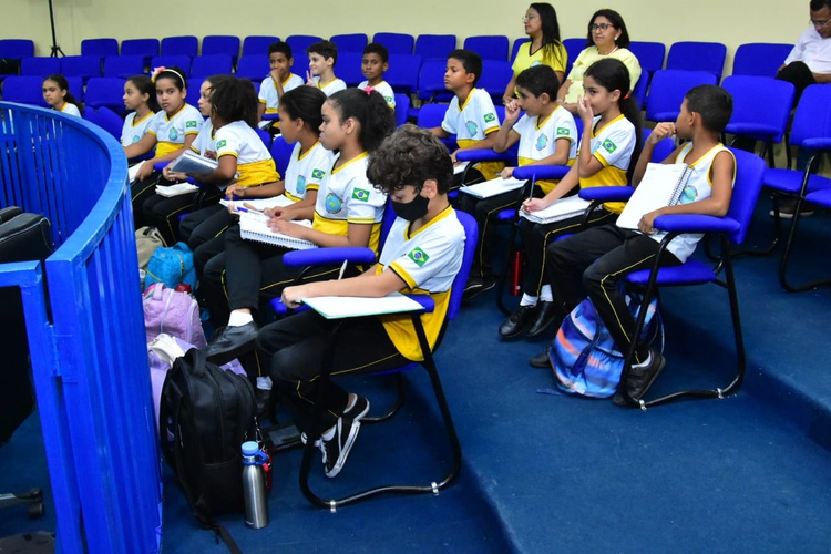 Visita dos alunos da Escola Mega de Floriano.