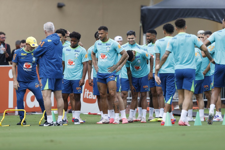 Jogadores participam do último treino em Orlando