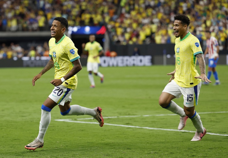 Savinho comemora seu primeiro gol pela Seleção