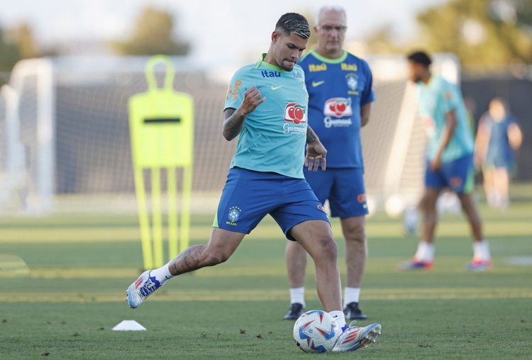 O técnico Dorival Júnior comandou nesta quinta-feira (4) a atividade no Bettye Wilson Soccer Complex