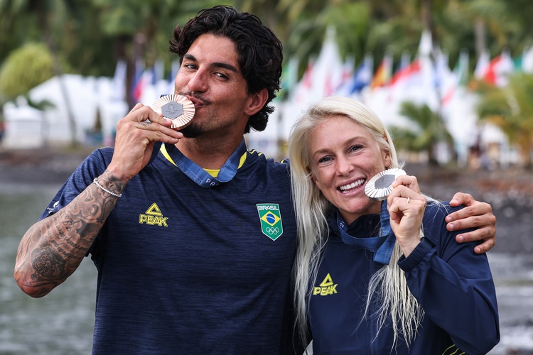 Os medalhistas brasileiros Gabriel Medina, bronze no masculino e Tatiana Weston-Webb, prata no feminino