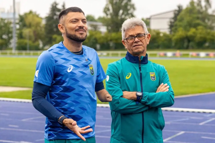 Petrúcio Ferreira na pista de atletismo em Troyes, ao lado do seu técnico Pedro Almeida