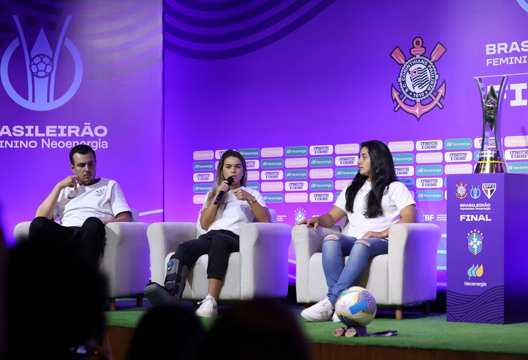 Lucas Piccinato, Tamires e Duda Sampaio durante entrevista coletiva da final do Brasileirão Feminino Neoenergia