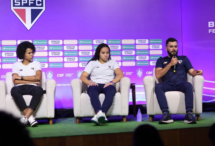 Thiago Viana dá entrevista, ao lado de Dudinha e Aline Milene